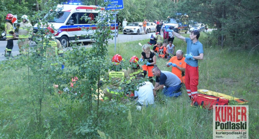Zderzenie osobówki z motocyklem. Trzy osoby poszkodowane