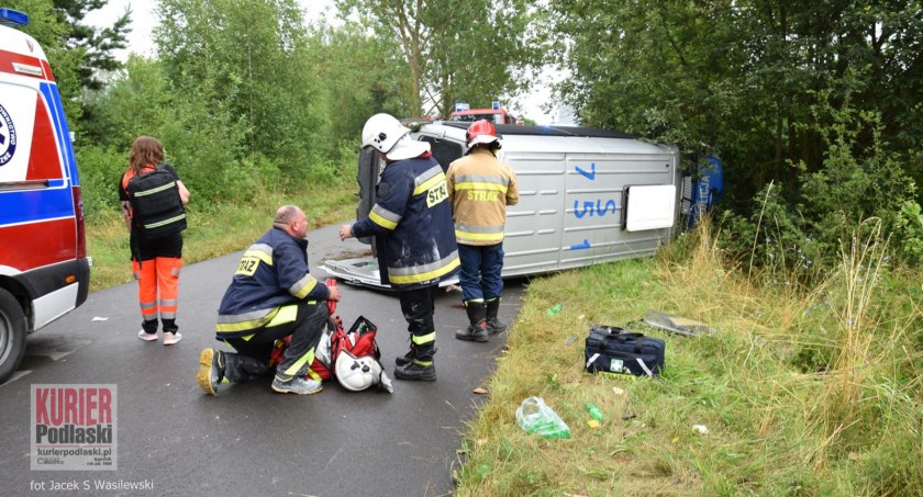 Policyjny bus przewrócił się na drodze. 7 policjantów odwieziono do szpitala 