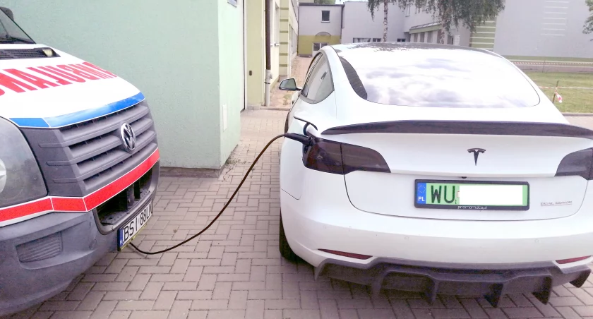 Tesla ładuje się korzystając ze szpitalnego prądu.