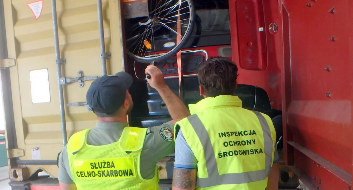 Podlaska KAS zatrzymała dwa transporty niebezpiecznych odpadów