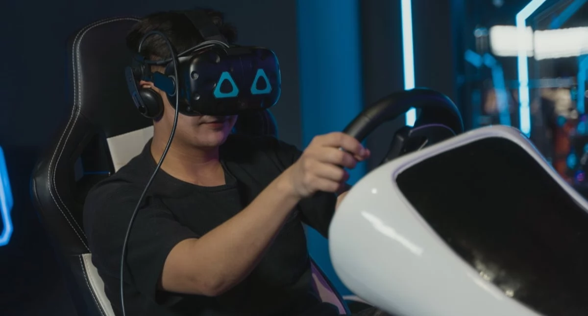 Pełna immersja w grach jak kierownice i VR rozwijają świat PlayStation