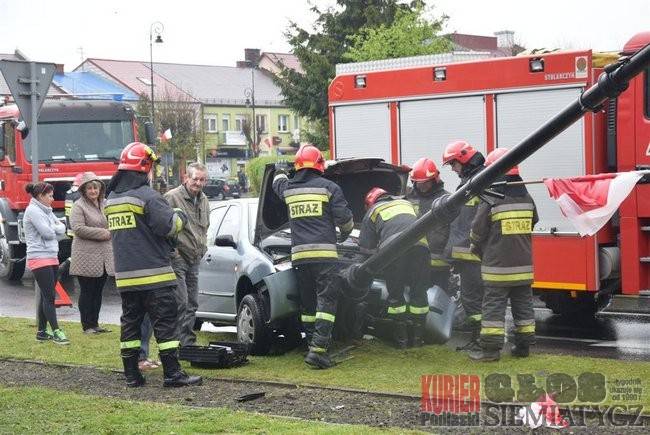 Wypadek. Słup na drodze samochodu