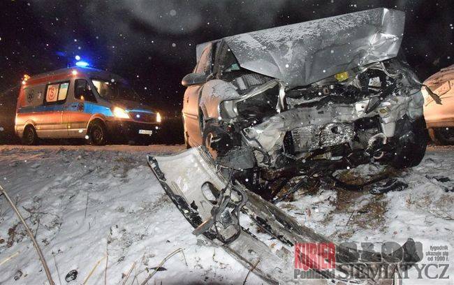 Wypadek. 3 osoby w szpitalu, droga zablokowana