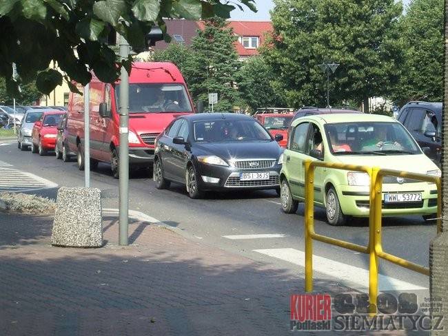 Siemiatycze - Bez zielonej strzałki na placu Jana Pawła