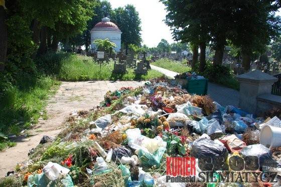 Siemiatycze - Śmiecie na cmentarzu