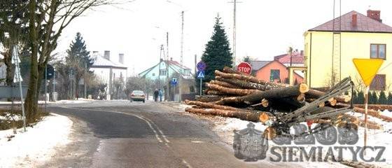 Kilkaset domów bez prądu - Spadające bale ścięły słup 