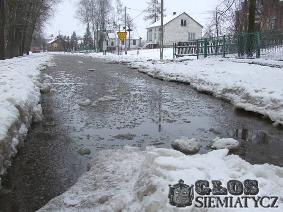 Bug zabiera drogę w Chutkowicach