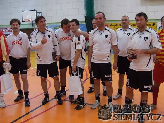 Piłkarskie gwiazdy w Siemiatyczach - Oldboje dla Fundacji ”Ratujmy” (video)