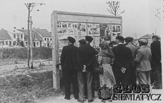 Na starej fotografii - Tablica ogłoszeń