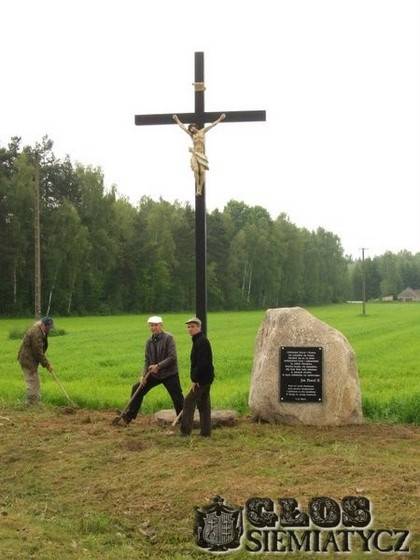 Krzyż i tablica pamięci - Dziadkowice