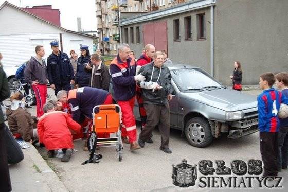 Fiat uderzył w motocykl - 2 osoby w szpitalu