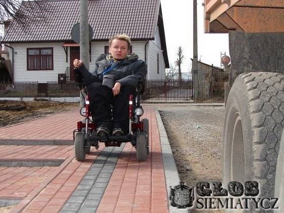 Absurdy wśród nas – schody na chodniku 