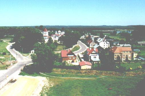 Fotografia. Widok na cerkiew prawosławną pw. św. Ap. Piotra i Pawła