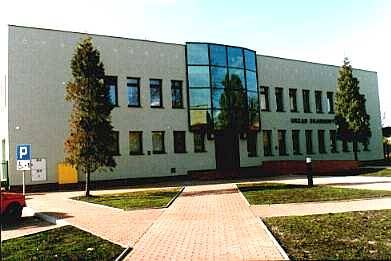 Fotografia. Biurowiec Urzędu Skarbowego w Siemiatyczach 