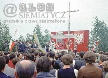 1981. Pierwsza msza w miejscu publicznym w Siemiatyczach po latach komunizmu