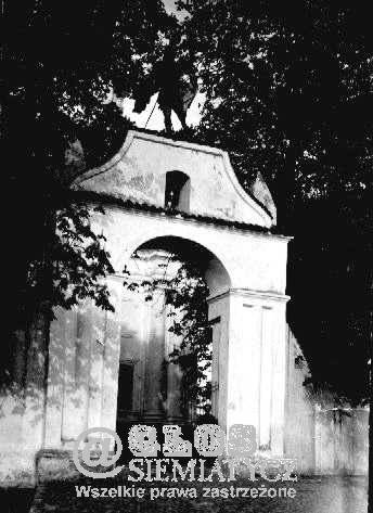 1933. Brama cmentarza