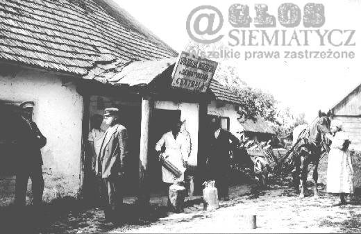 1926. Przed budynkiem Spółdzielni Mleczarskiej
