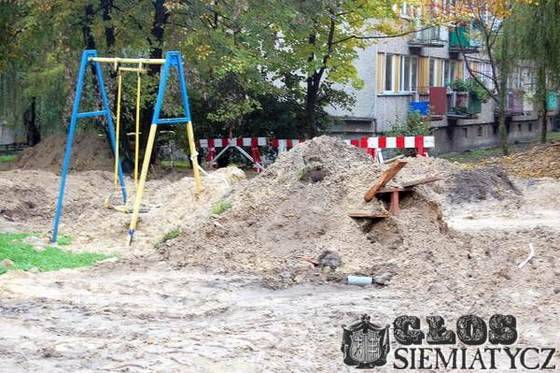 Koparka PK zasypała rów... i ławkę, i huśtawkę - Siemiatycze	