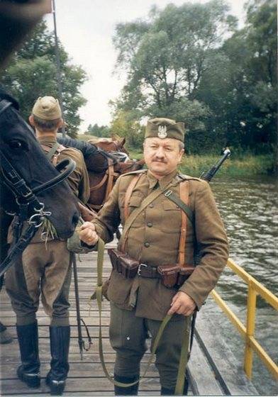 W siodle i z szablą u boku