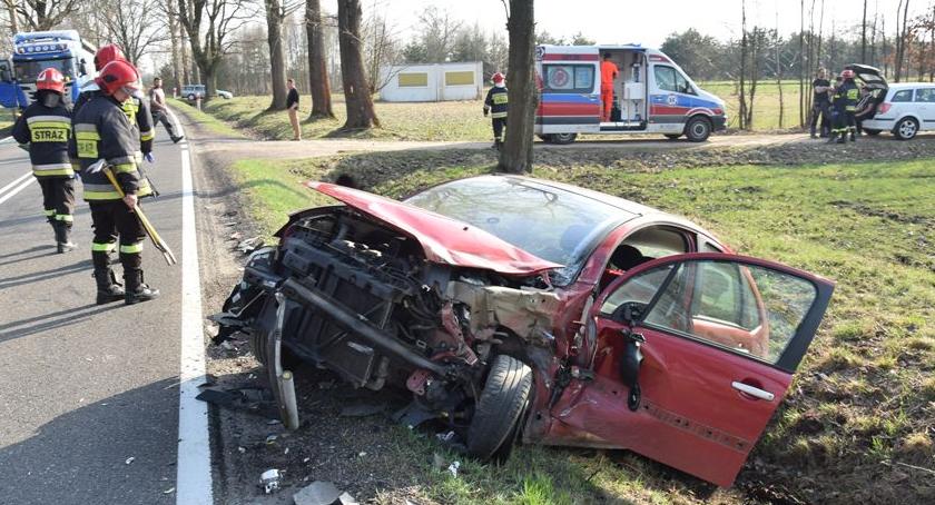 Kolizja na trzy auta - dwie osoby w szpitalu