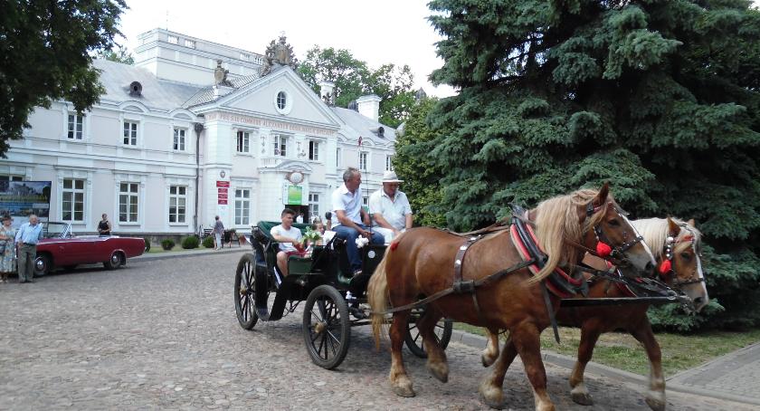 Festyn w barokowej scenerii. 