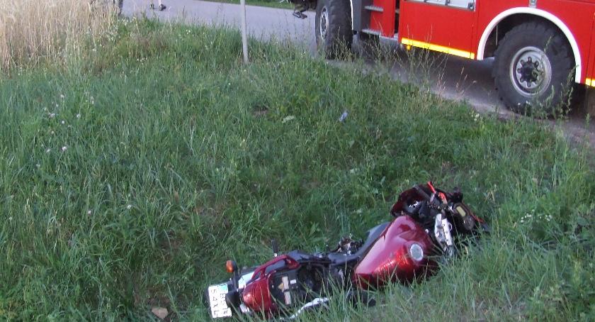 Motocyklista w rowie