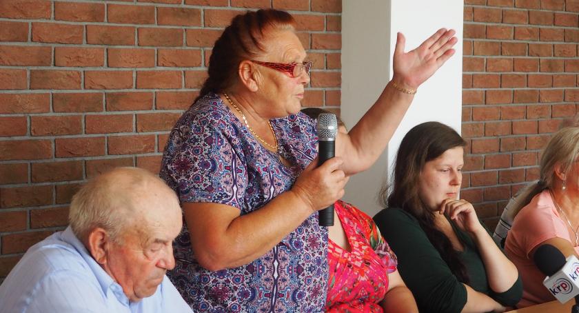 Mieszkańcy Kozłowa i Grodziska na sesji powiatowej domagali się naprawy drogi