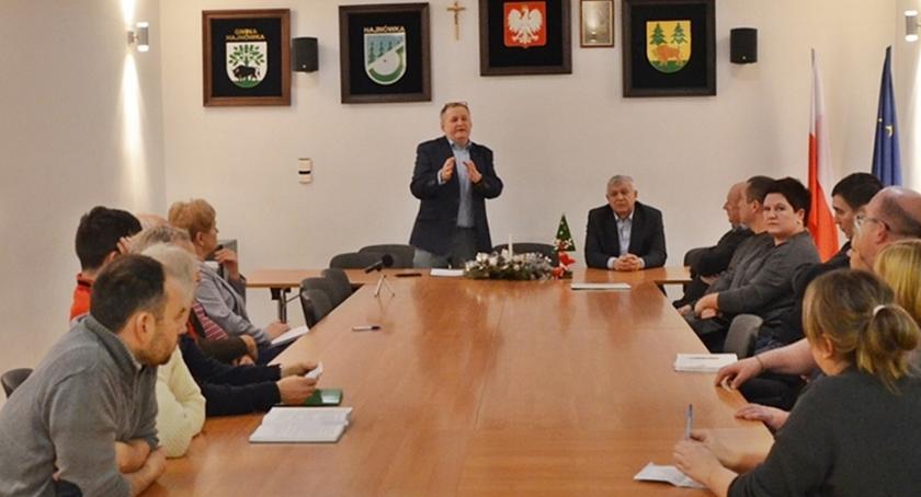 Kluby piłkarskie szukają kompromisu.