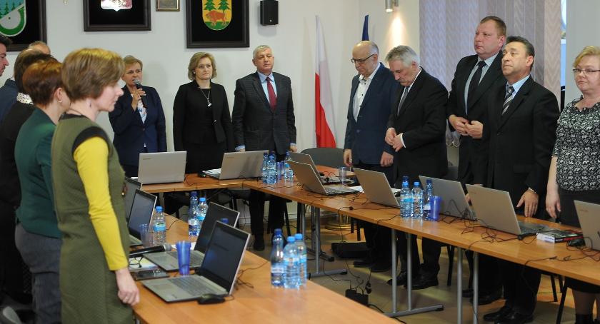 Nadzwyczajna sesja w Hajnówce - Minutą ciszy uczczono  ofiary kpt. Rajsa 