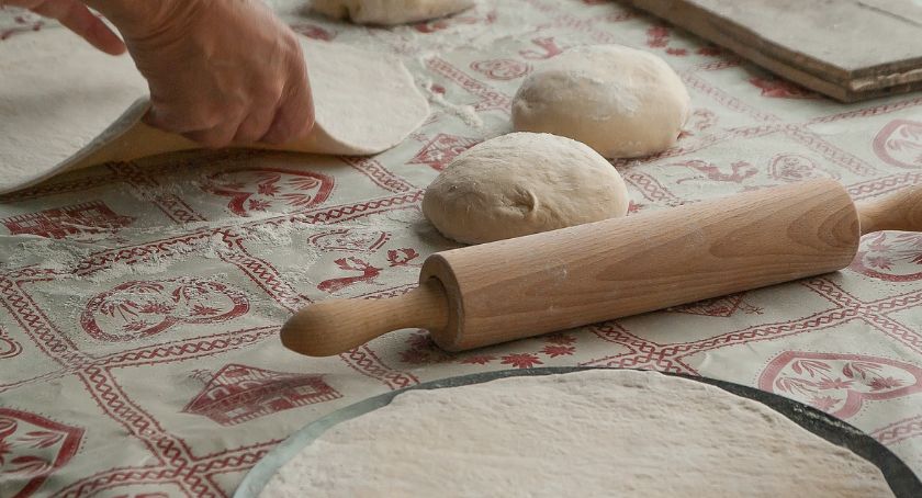 Jak przyrządzić idealną domową pizzę? Praktyczny poradnik