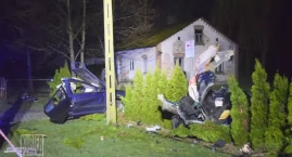 Samochód rozpadł się na kilka części. Kierowca zginą&hellip;