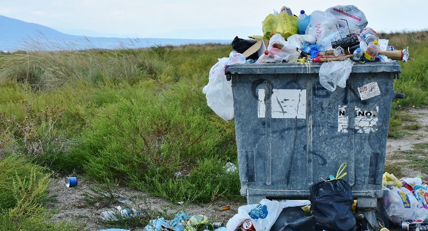 Radom po brzegi w śmieciach