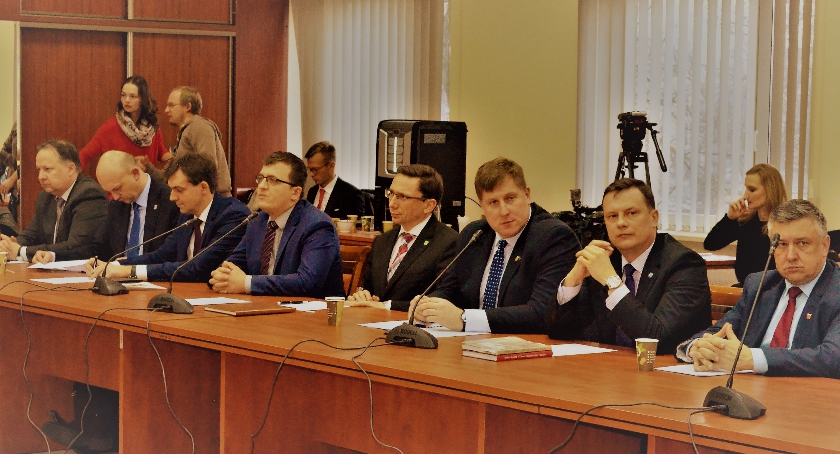 Echa wołomińskiej debaty nie ucichły. 