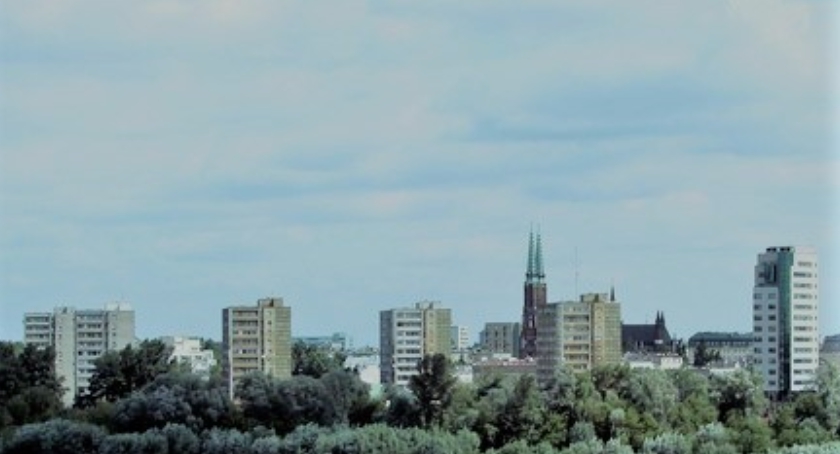 Sprawa metropolii ciągle budzi emocje.