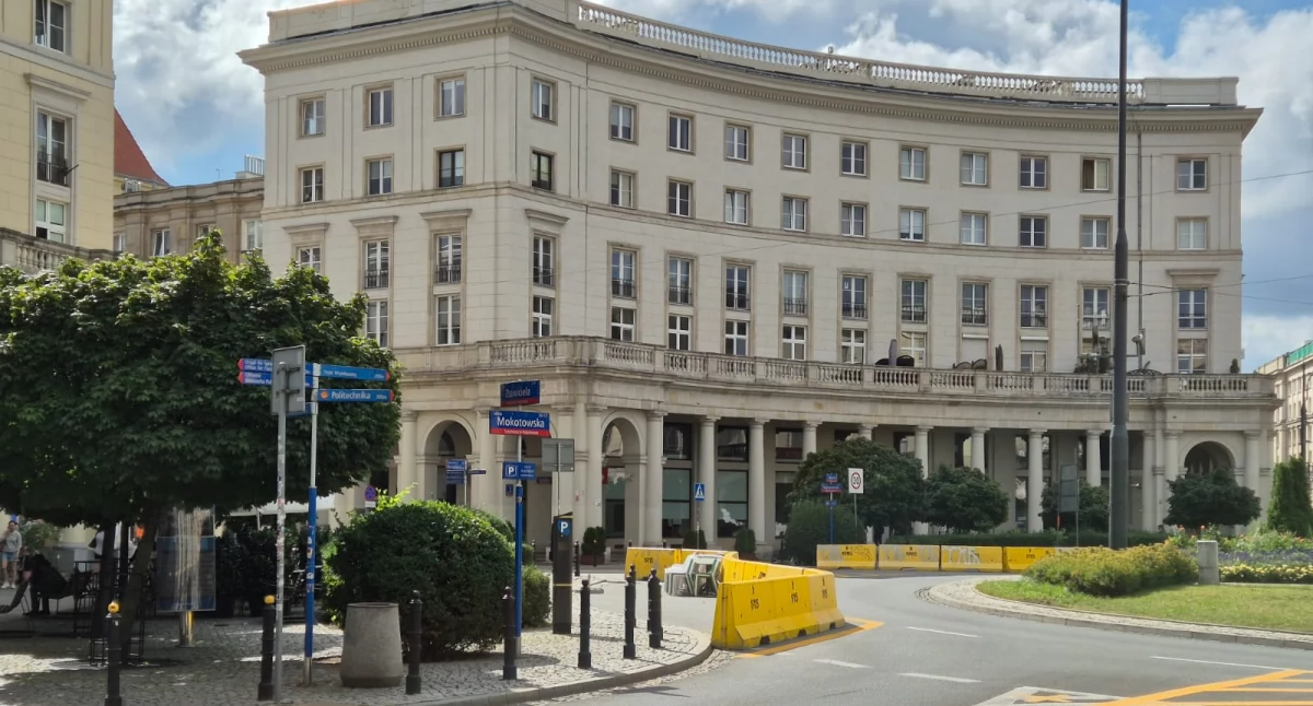 Sprzeciw warszawiaków wobec zwężania ulic na ogródki gastronomiczne