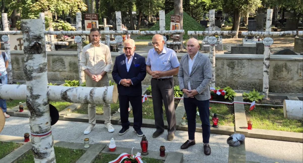 Rocznica wybuchu Powstania Warszawskiego - Zarząd MWS składa kwiaty na Powązkach