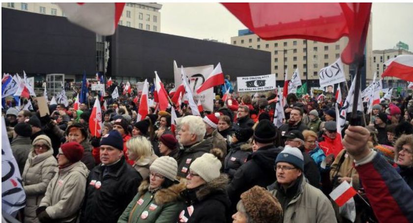 KOD-owcy twierdzą, że zwolnienie ich KOLESI z TK czy z TVP to naruszenie DEMOKRACJI...