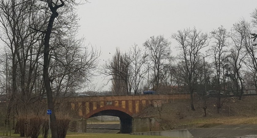 Nawierzchnia mostu w ulicy Okrzei we Włocławku zostanie wyremontowana