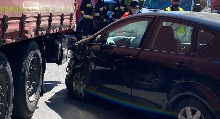 Zderzenie samochodu osobowego z ciężarówką