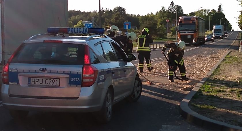 Akcja usuwania trocin z asfaltu 