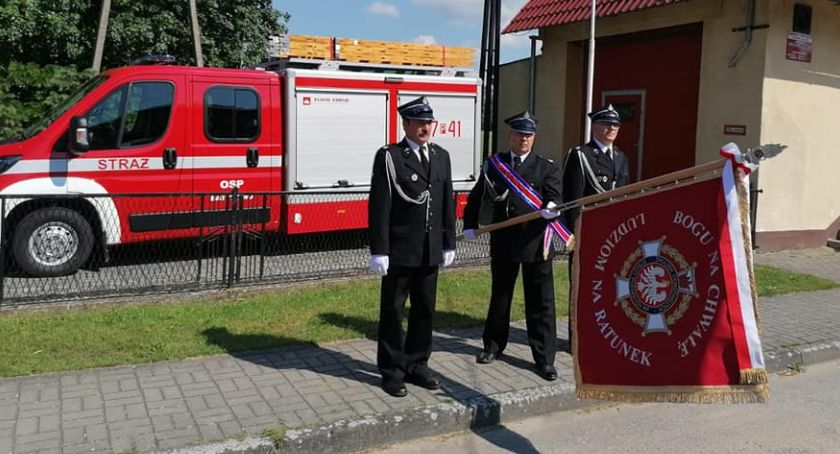 Strażacki sztandar w jednostce Ochotniczej Straży Pożarnej w Batorowie