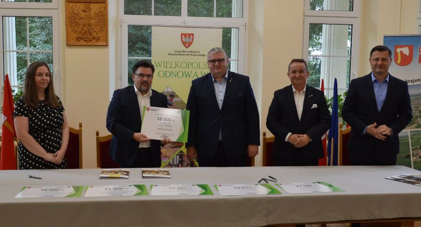 Pięknieje Wielkopolska Wieś. Podpisano umowy na dofinansowanie zadań.
