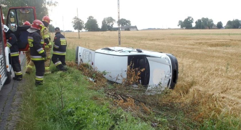 Dachowanie samochodu na trasie Krajenka - Jastrowie
