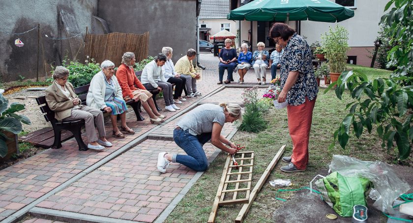 Seniorzy przyozdabiają ogród