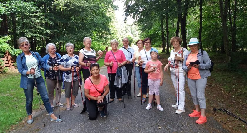Seniorzy korzystają z uroków lata 