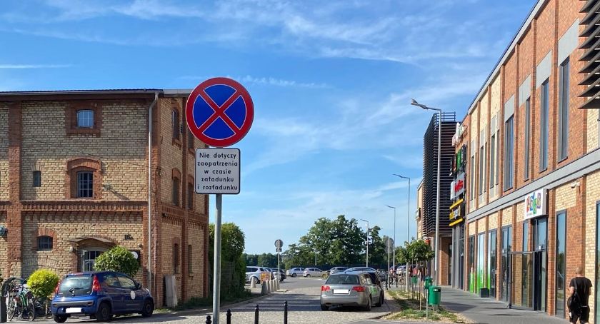 Nowe znaki przy galerii w Złotowie