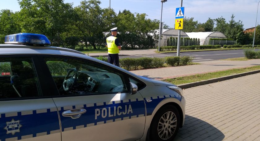 Policjanci sprawdzają okolice szkół i przedszkoli