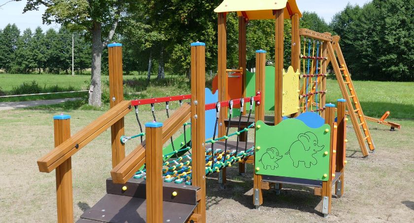 Nowe urządzenia na placach zabaw w gminie Lipka