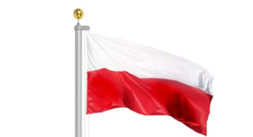 Biało-czerwona flaga w gminie Zakrzewo
