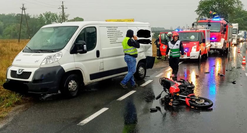 Kolizja ciężarówki, dostawczaka i motoroweru